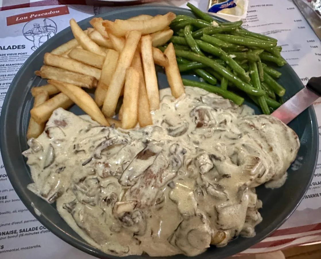 Escalope nappée de sauce champignons à la crème, frites, haricots verts
