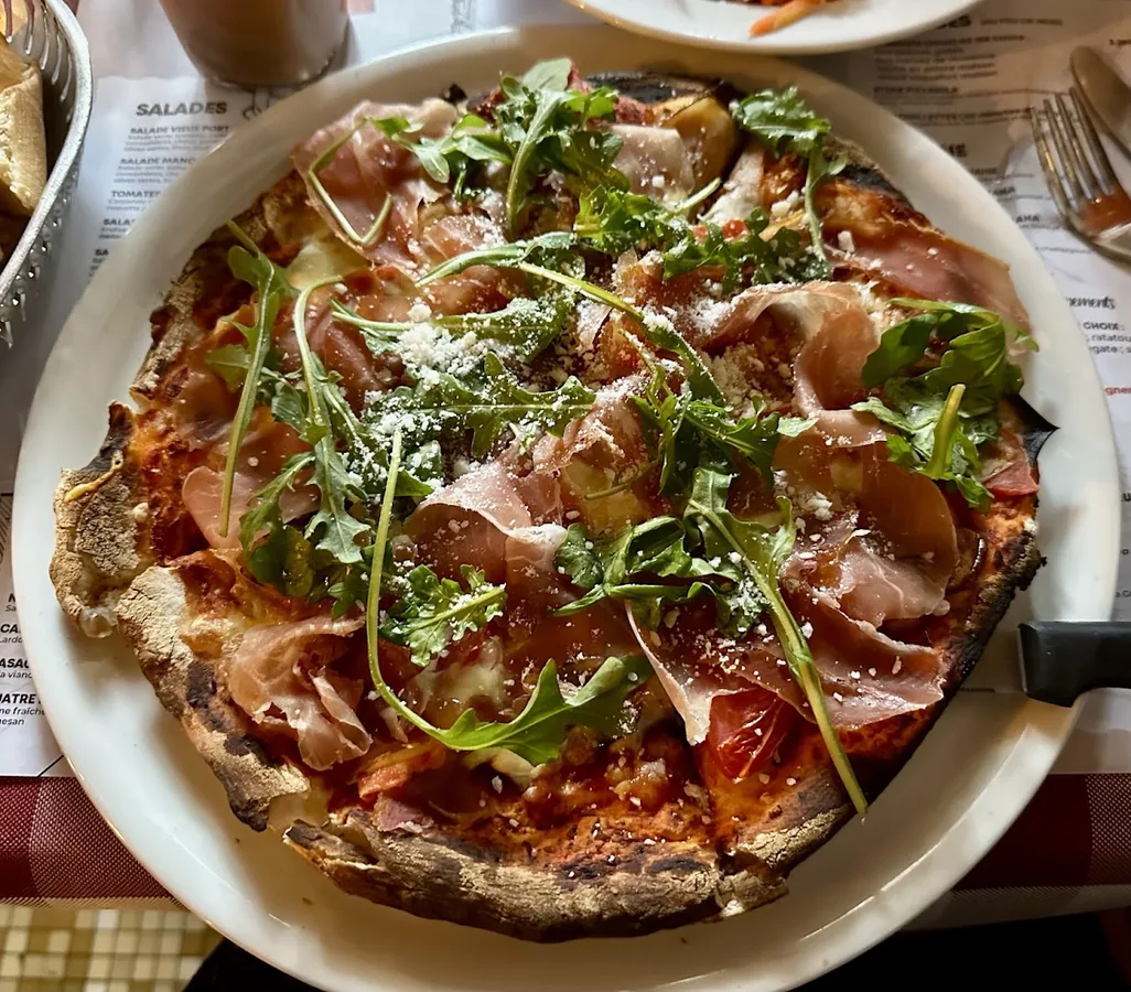 Pizza prosciutto crudo, roquette, parmesan, sortie du four à bois