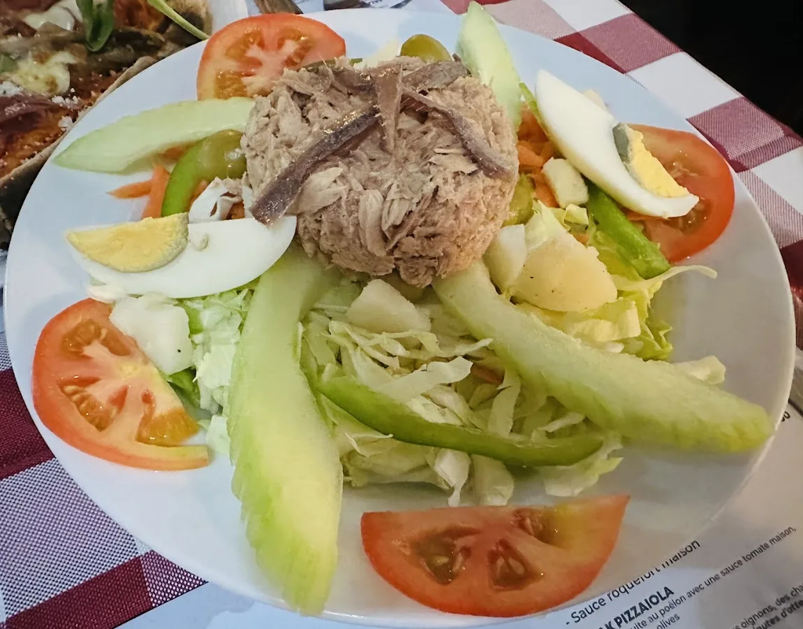 Salade niçoise, thon, anchois, tomates, œufs, olives