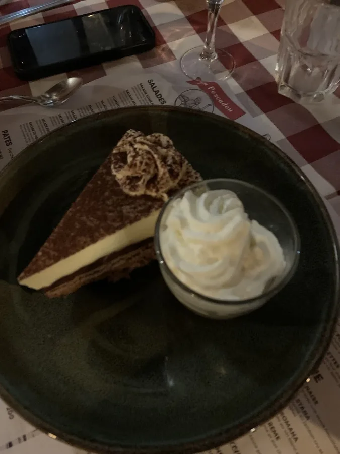 Part de tiramisu cacao, chantilly maison